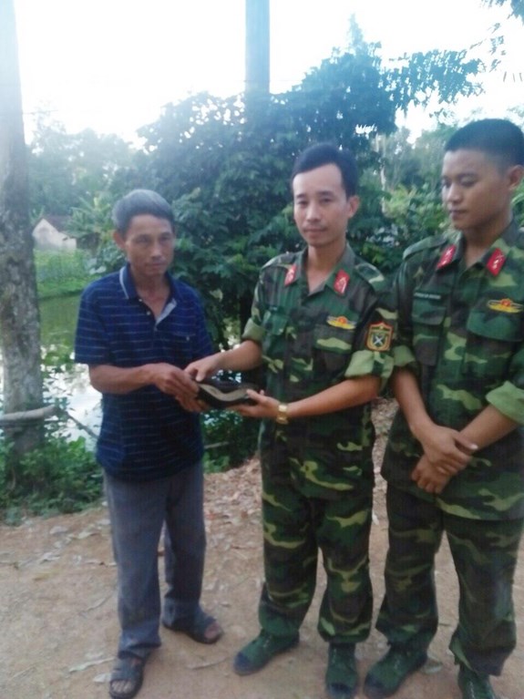 Binh nhất Nguyễn Văn Trường (ngoài cùng, bên phải) cùng lãnh đạo, chỉ huy đơn vị trả lại tài sản cho bác Nguyễn Trọng Diện.